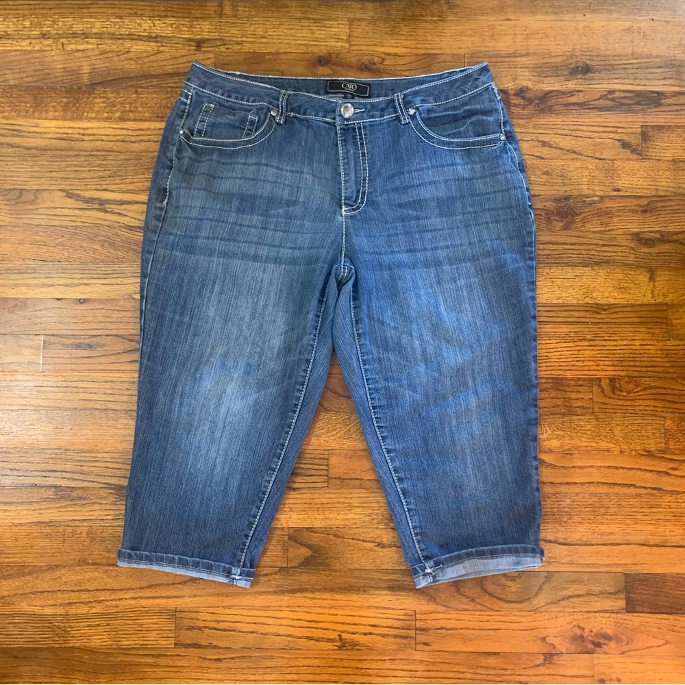 Cato Capri Knee Length Stonewashed Blue Jeans 
18W
Embellished Pocket
Length 31” - Picture 15 of 16